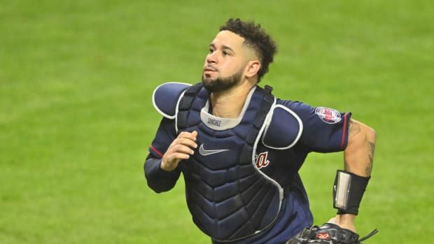 Minnesota Twins C Gary Sánchez runs after foul ball